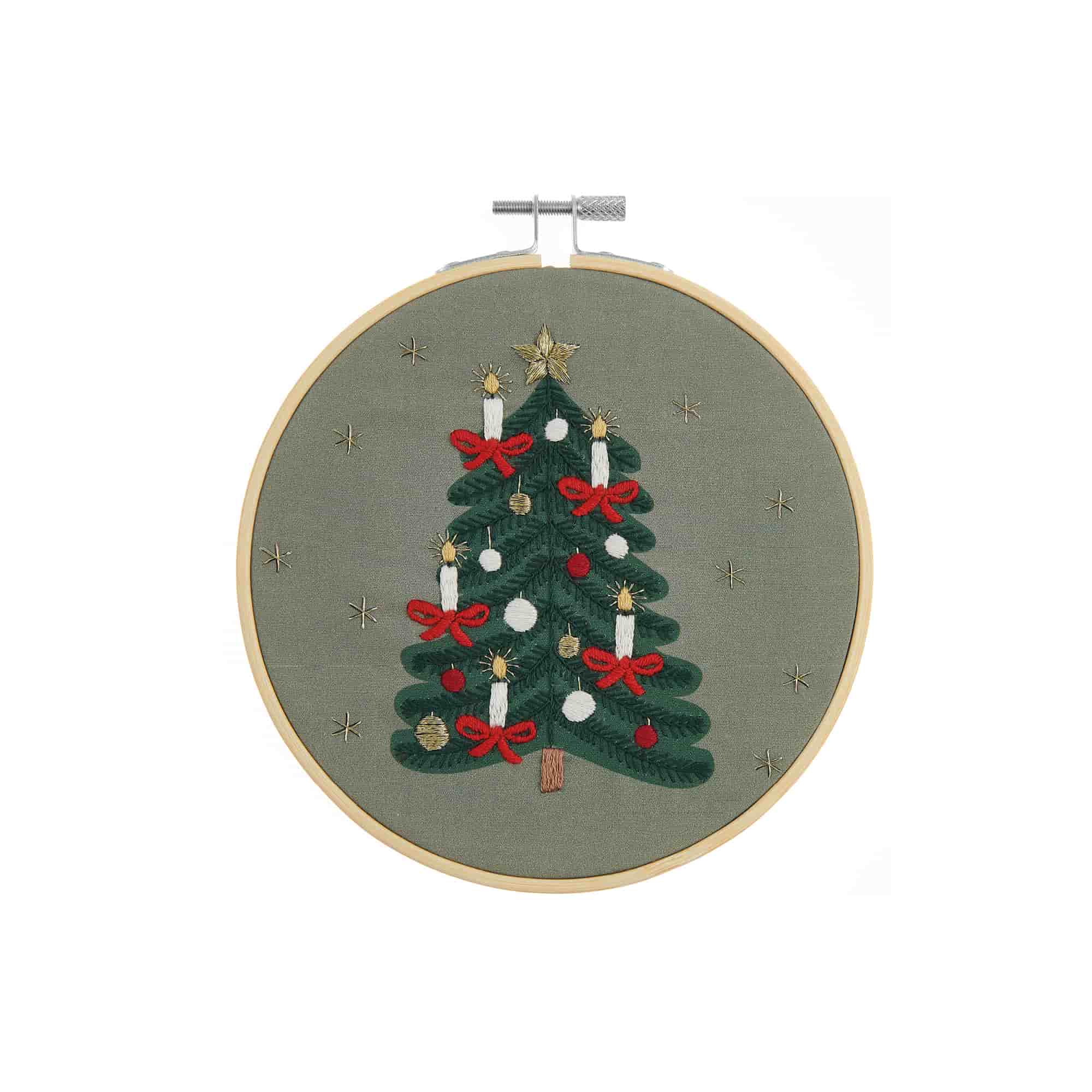 Stickbild mit Weihnachtsbaum auf grünem Stoff