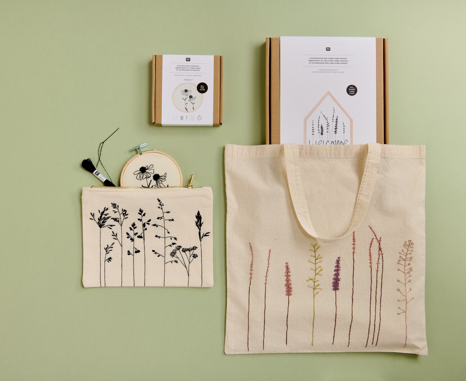 Stickpackung  Gezählter Kreuzstich Welcome Home Gräser zeigt Rico Design Stickset 16x27cm mit Naturmotiven, Stickgarn, Täschchen und Stoffbeutel auf grünem Hintergrund