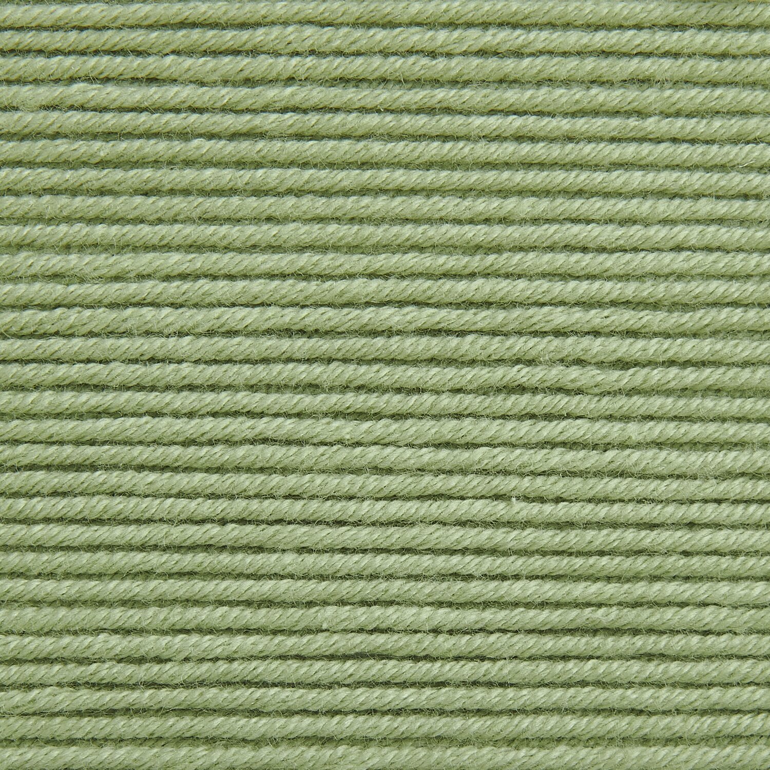 Creative Sport dk, Rico Design. Nahaufnahme von grünem Garn, gleichmäßig gewickelt, ideal für Strickprojekte.