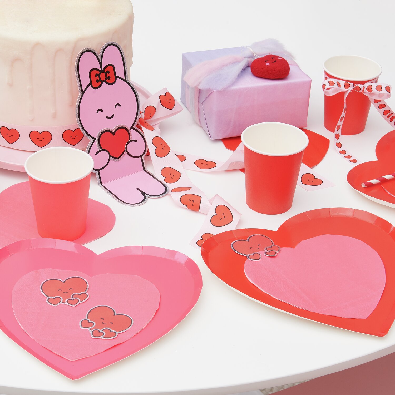 Pappbecher Rot 8 Stück, Herz-Pappteller in Rot und Neon Pink, dekoriert mit Herz-Servietten.