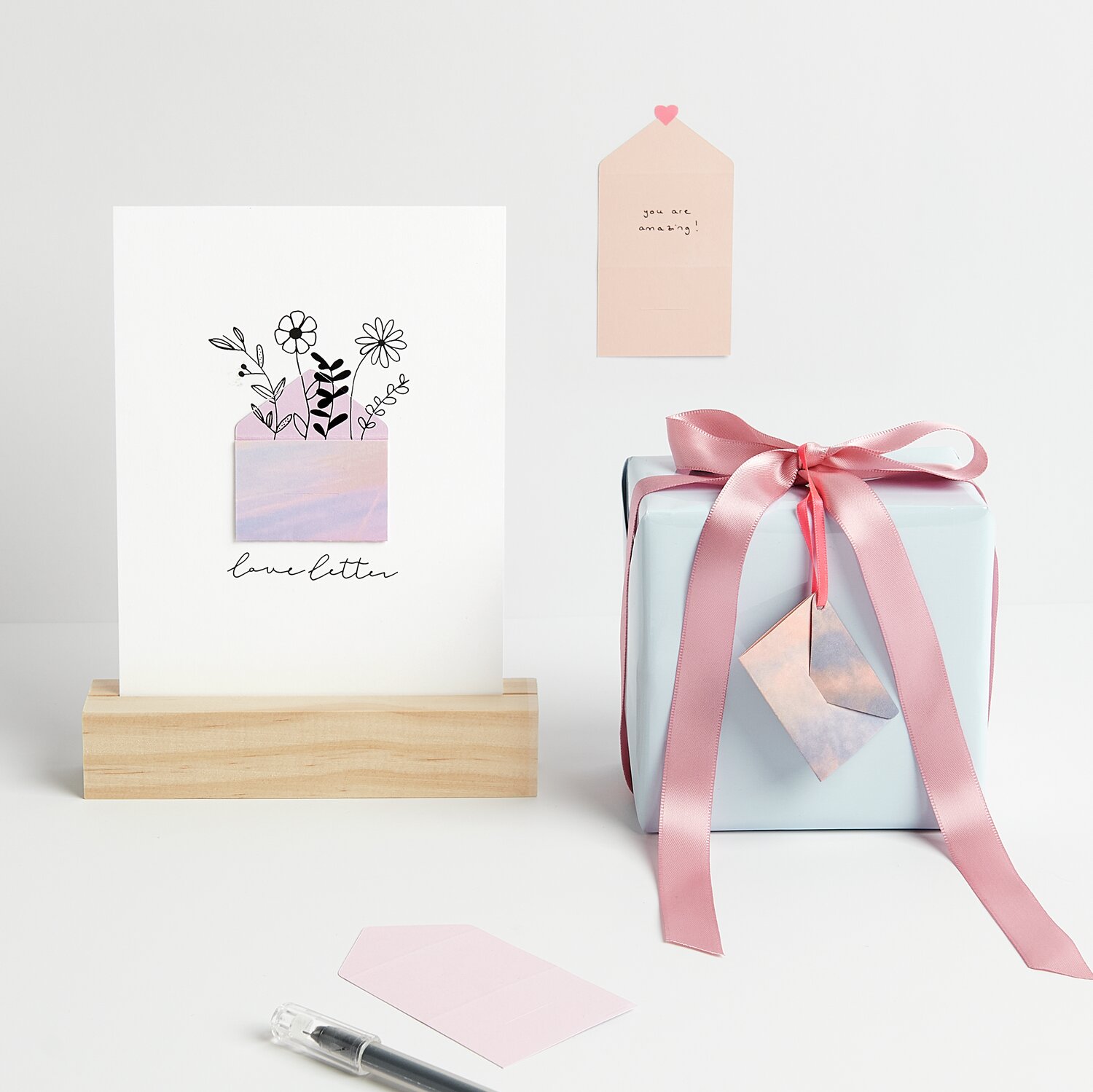 Paper Poetry Mini Love Letter Set Sky is the Limit, 8-teilig, mit rosa Akzenten und Geschenkbox.