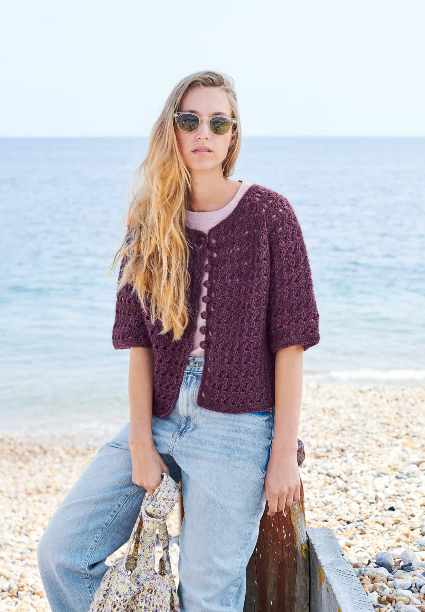 Frau trägt gehäkelte Jacke in Bordeaux: Modell 13 aus Lovewool No. 22