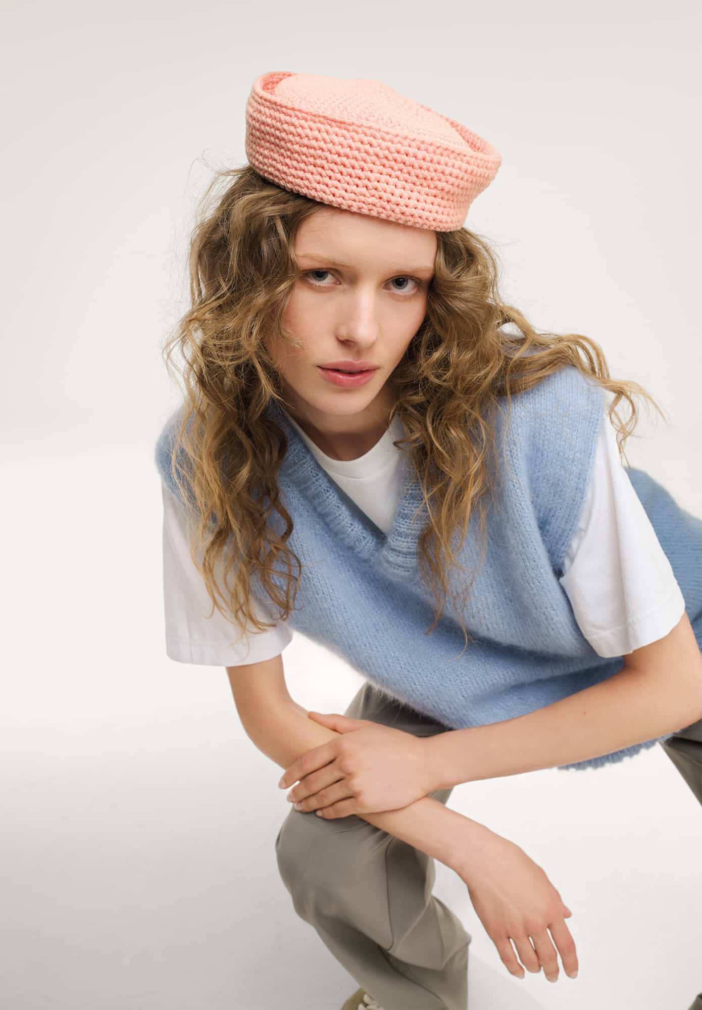 Frau trägt gehäkelten Sailor-Hat in Pfirsich: Modell 02 aus Made by Me No. 22