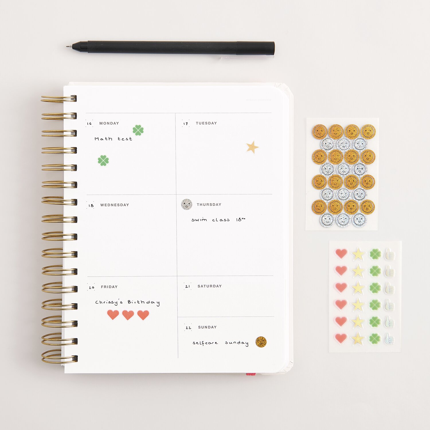 Mini Foliensticker Symbole 3 Blatt neben einem offenen Planer mit Stift, ideal für kreative Planung.