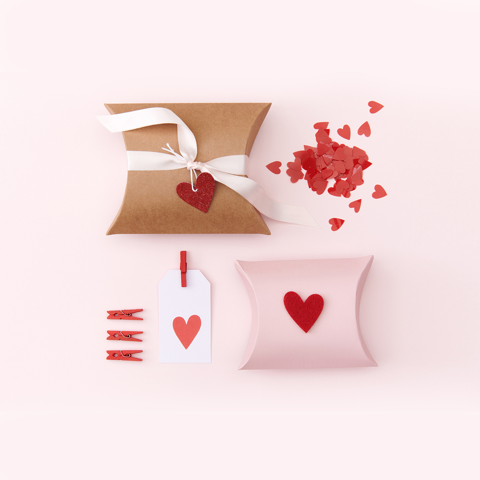 Geschenkschachteln mit Herzen