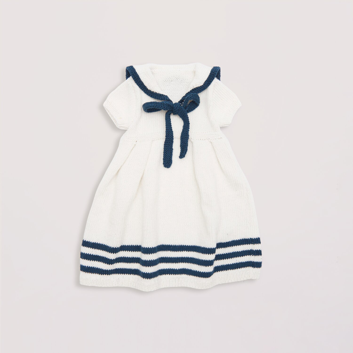 Strickset Kleid Modell 05 aus Baby Nr. 39, weiß mit marinen Streifen, aus Baby Organic Cotton.