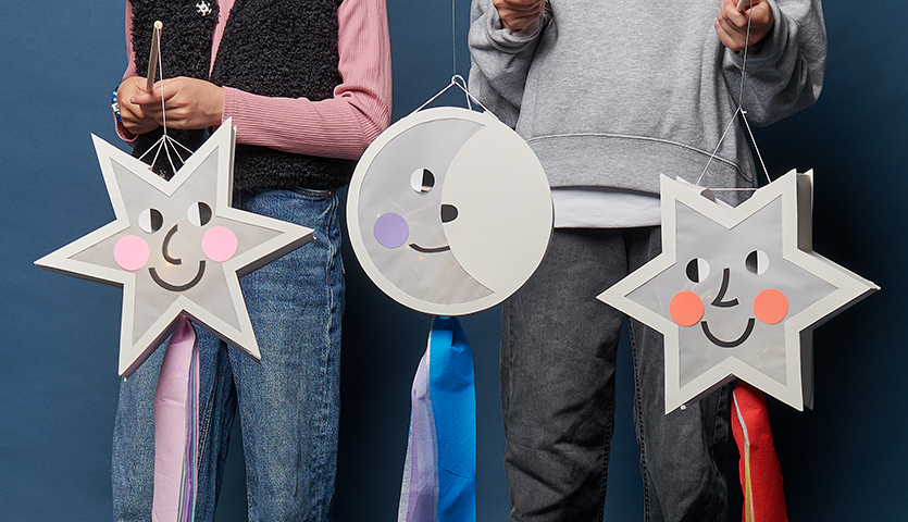 Bastelanleitung Laterne Sterne und Mond Bastelanleitung Laterne Sterne und Mond: Zwei Kinder halten kreative Laternen in Stern- und Mondform mit fröhlichen Gesichtern und bunten Bändern.