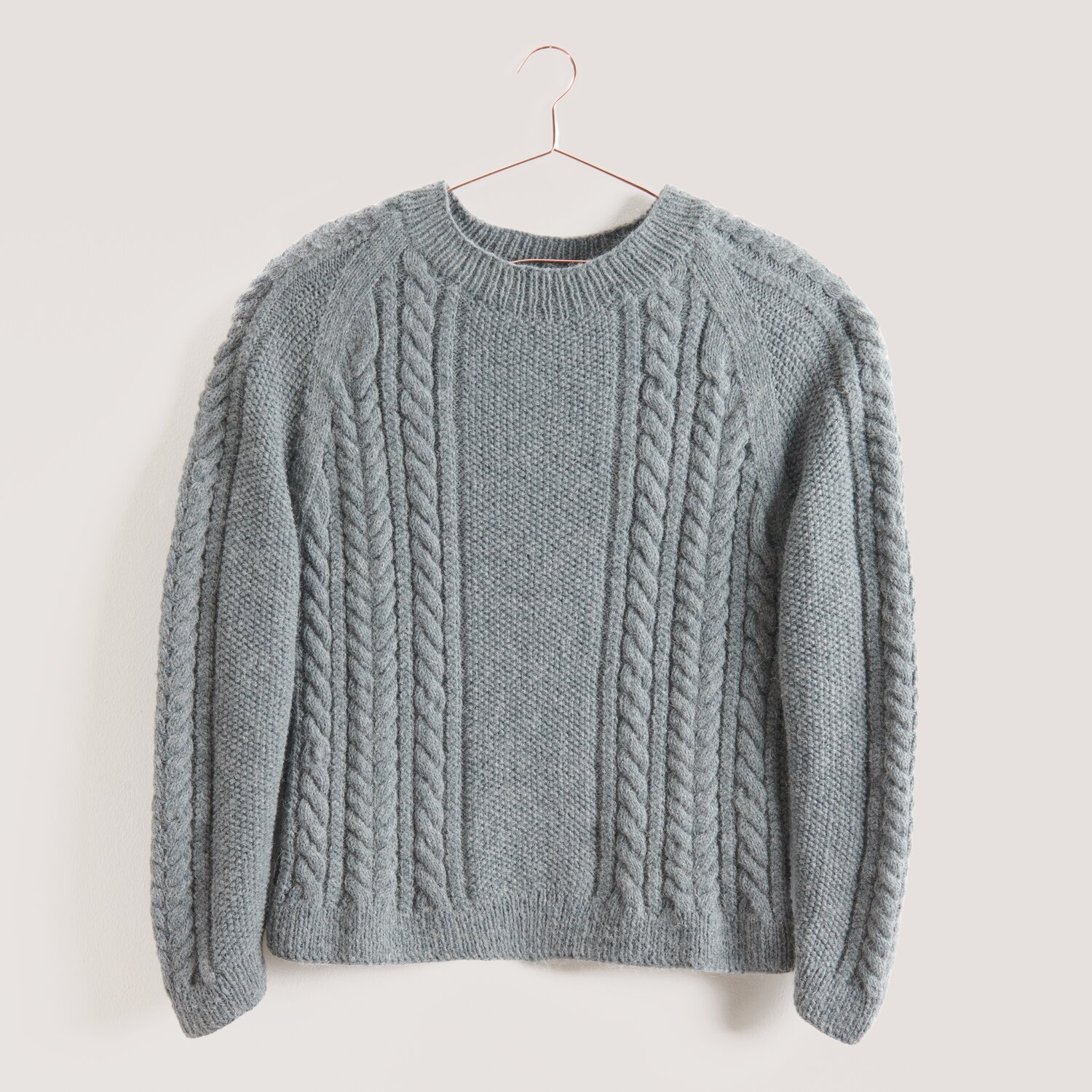 Strickset Pullover Modell 15 aus Made by Me Men No. 3, weicher Alpaka-Pullover in Blau mit Zopfmuster, ideal für stilvolle Herrenmode.