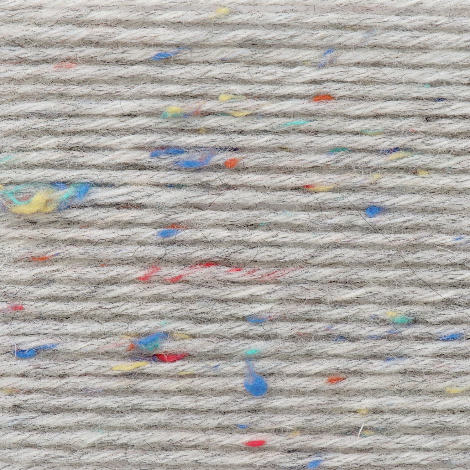 Superba Tweed 4-fädig, hellgraues Garn mit bunten Sprenkeln, 100g 375m, ideal für Strickprojekte.