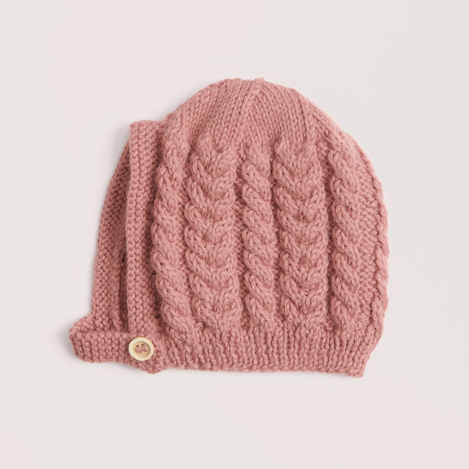 Rico Baby 044, weiche Baby-Strickmütze aus Rico Design Garn in Beerenton mit Zopfmuster, seitlichem Knopfverschluss und komfortabler Passform