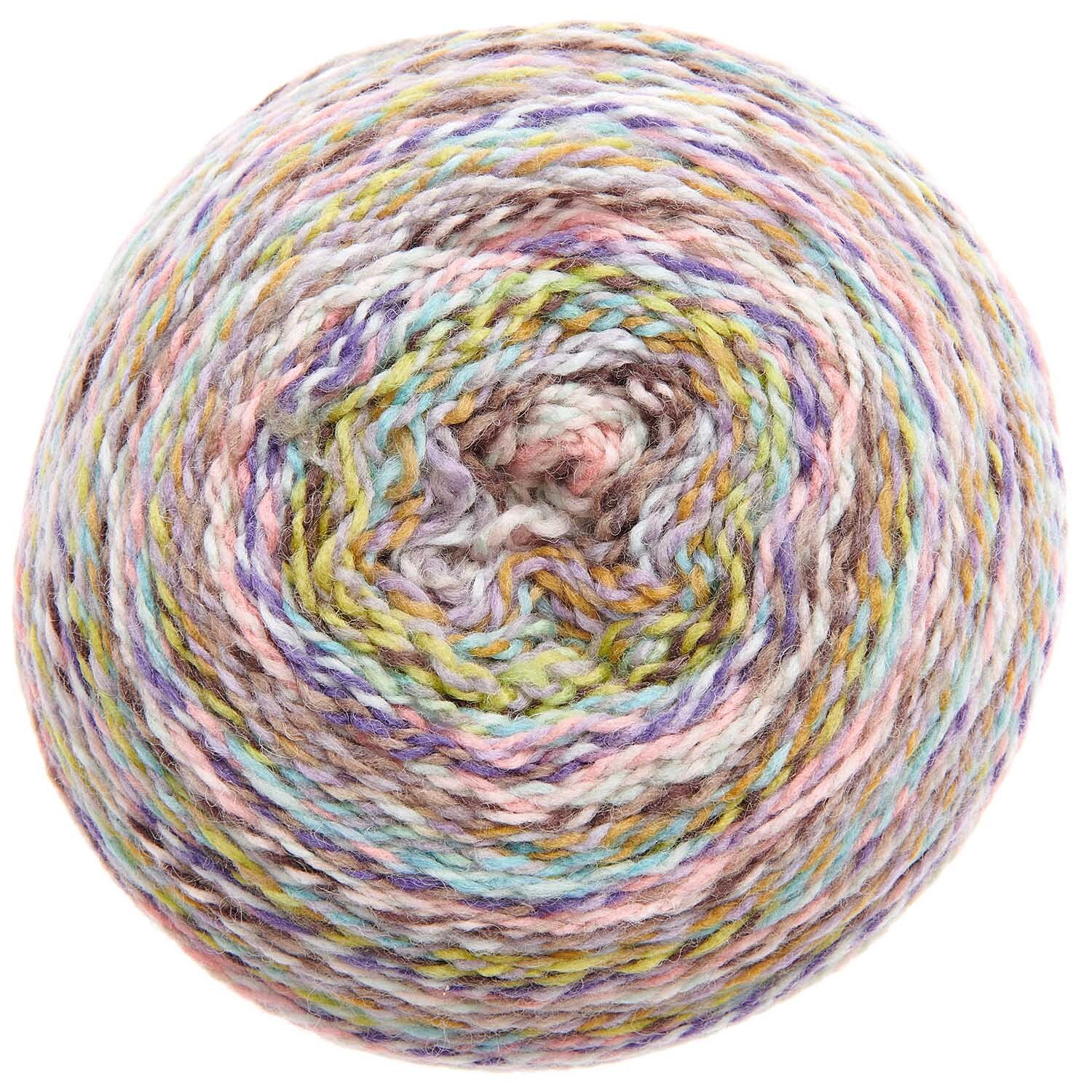 Creative Chic-Unique dk: Bunter Wollknäuel von Rico Design, ideal für kreative Strickprojekte.