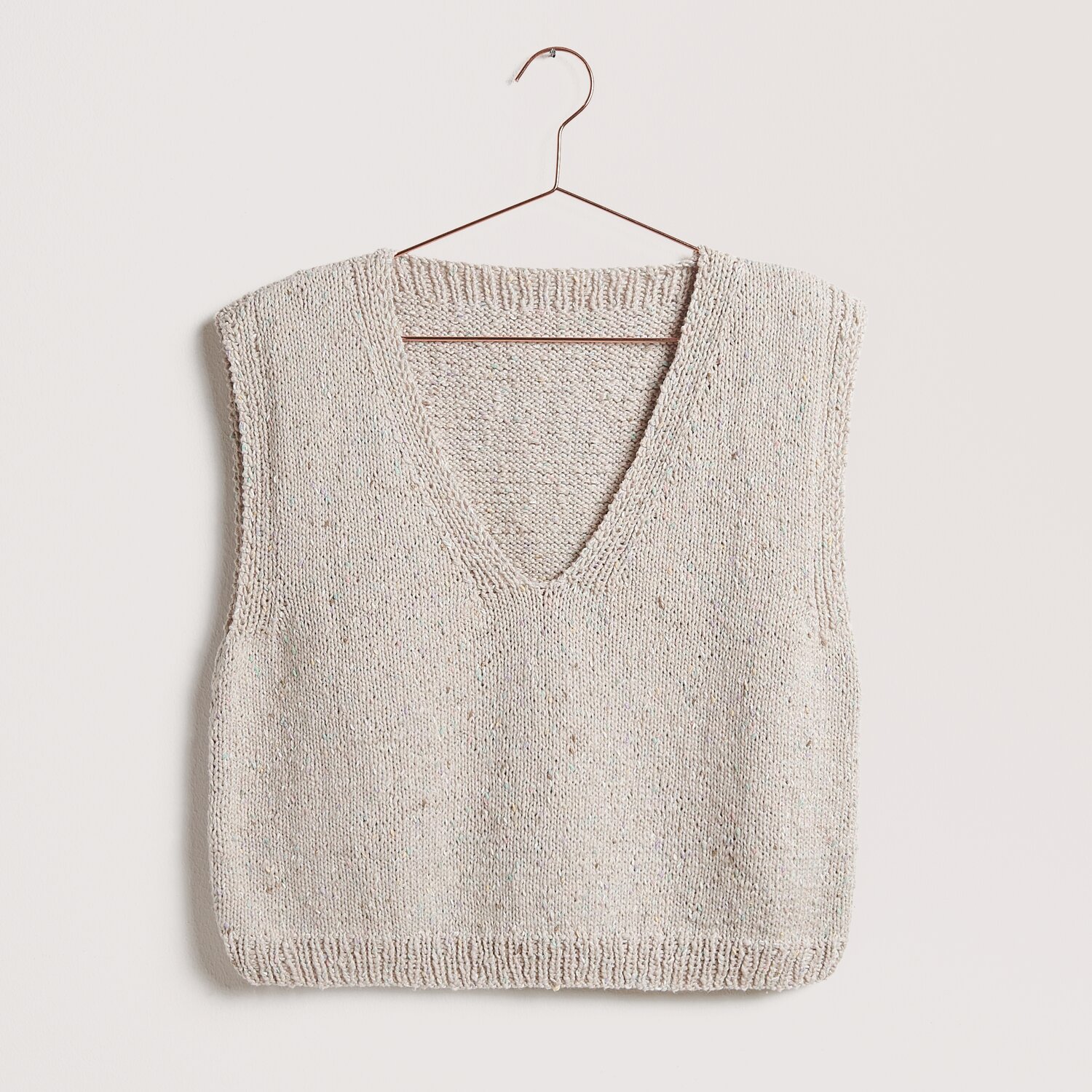 Strickset Top Modell 05a: Beigefarbener ärmelloser Pullover aus Baumwollmischung, ideal für Frühling und Sommer.