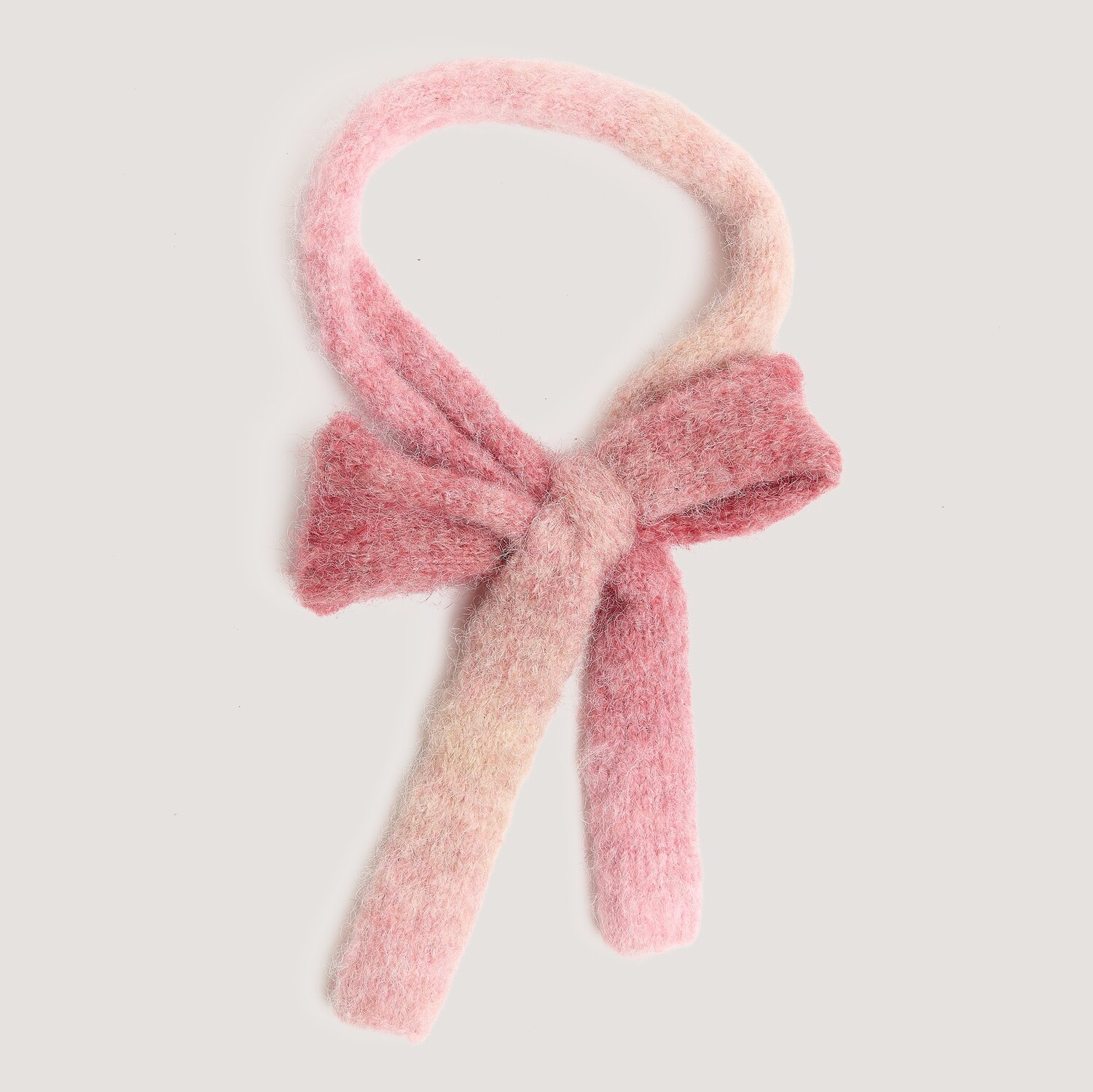 Creative Brushed Wool, Rico Design, 100g 415m, gestrickter Schal in beerigen Rosatönen, weiche Oberfläche, dekorativ zur Schleife gebunden