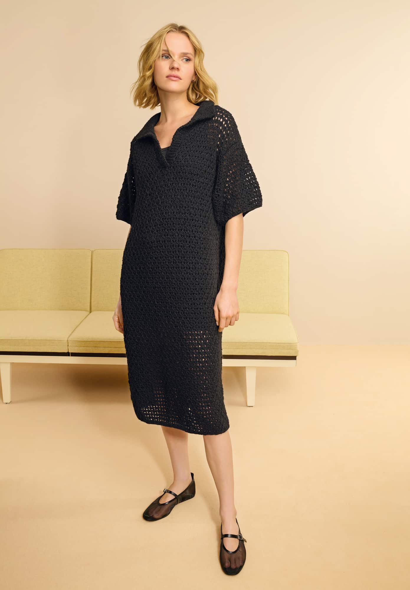 Frau trägt gestricktes Kleid in Schwarz: Modell 27 aus Made by Me No. 22