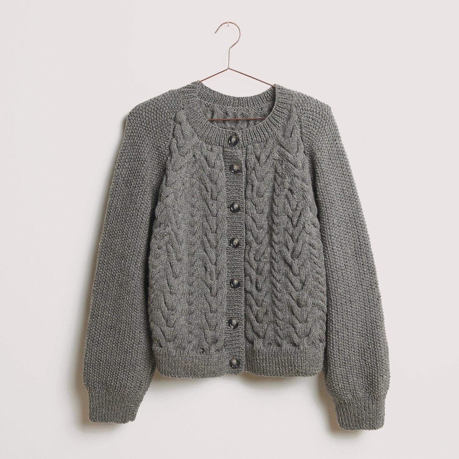 Essentials Soft Merino aran Strickjacke in Mittelgrau mit Zopfmuster und Knopfleiste, ideal für kühle Tage.