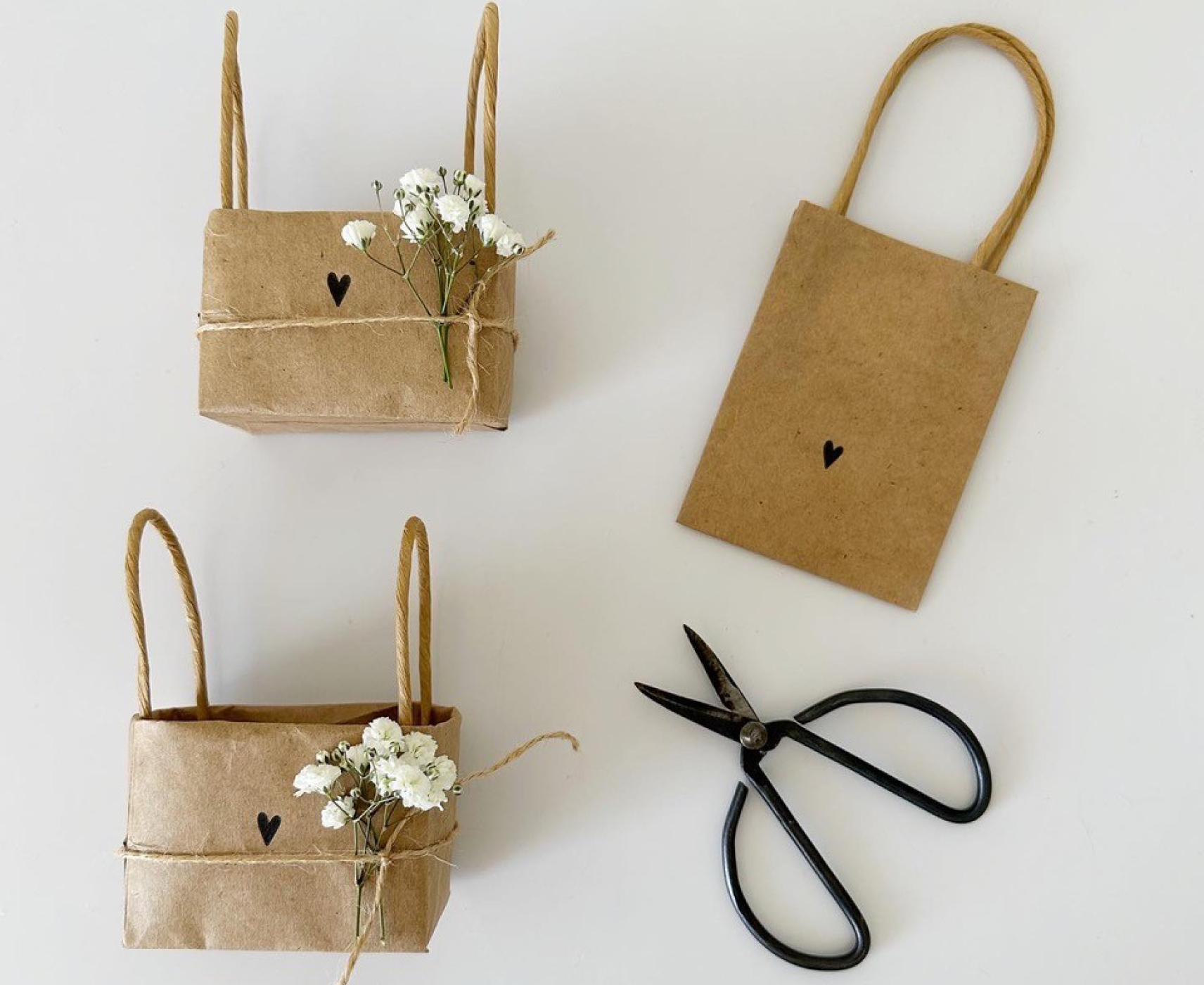 Verpackungsidee mit Papiertüten und Trockenblumen von @hallomeinkleines
