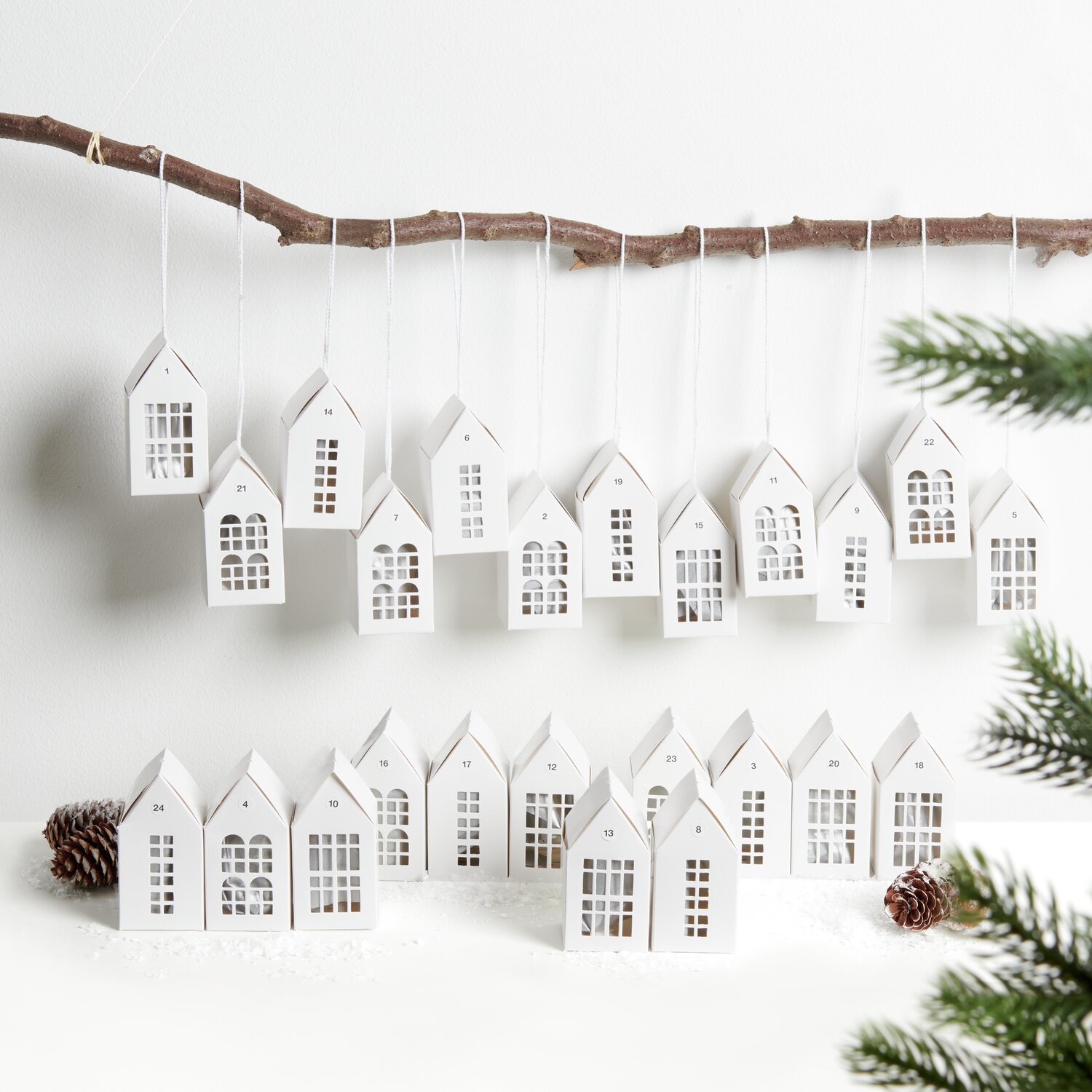 Adventskalender Papphäuser 24 Stück 7x5x5cm Farbe Weiß von Rico Design