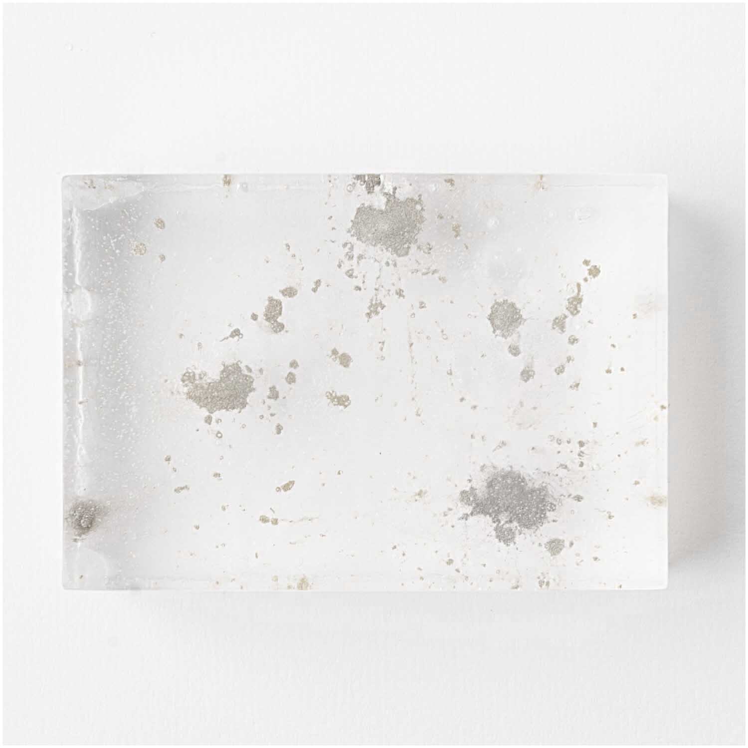 Seifenpigment silber, 20ml, von Rico Design. Rechteckige, transparente Seife mit silbernen Sprenkeln. Ideal für kreative Seifenprojekte.