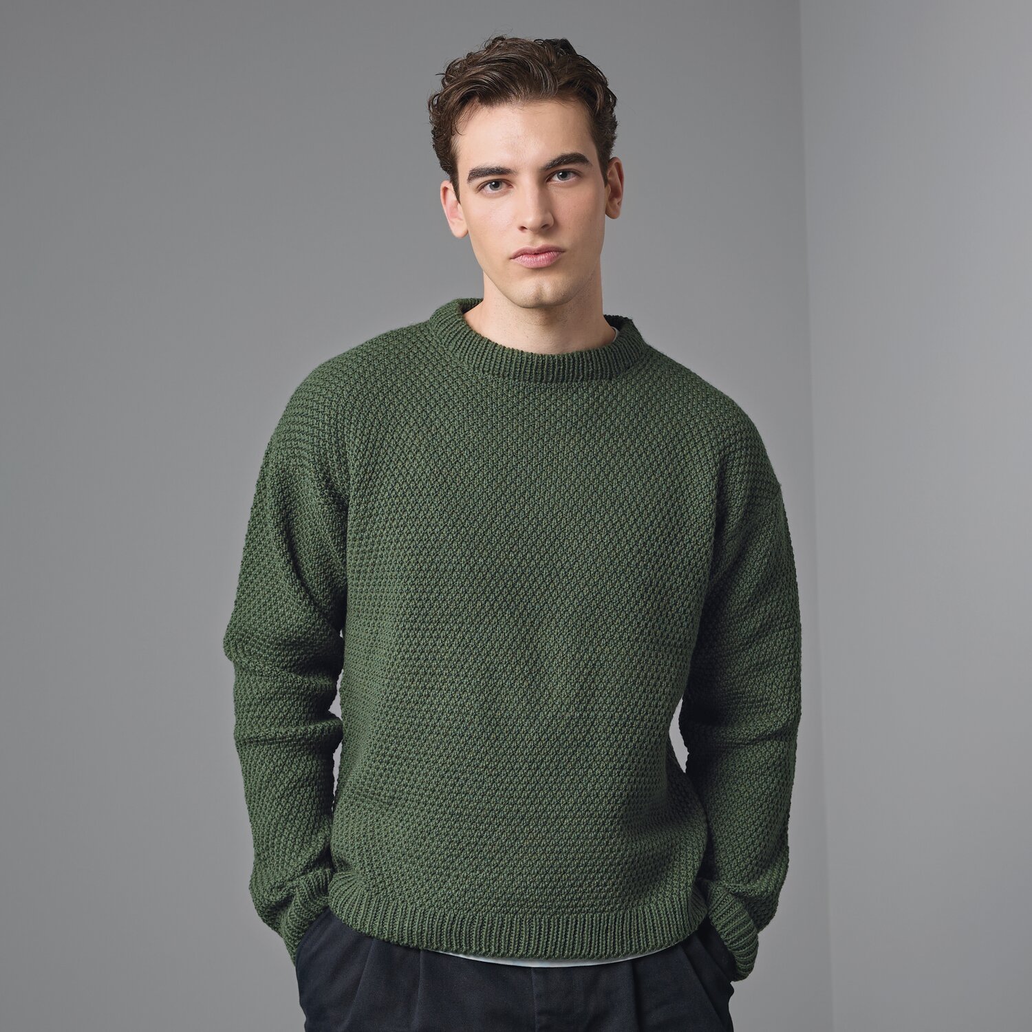 Strickset Pullover Modell 01 aus Made by Me Men No. 3 von Rico Design Strickset Pullover Modell 01 aus Made by Me Men No. 3: Grüner Pullover, klassisches Design, ideal für kühle Tage.