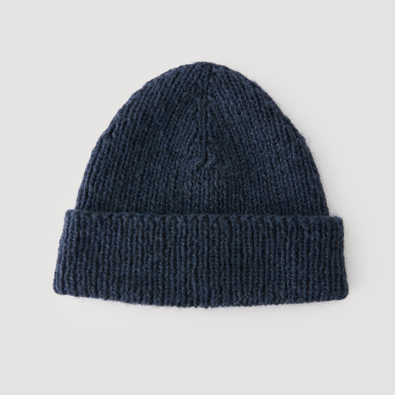 Dunkelblaue Strickmütze von Modell Legeware, ideal für kalte Tage. Die Mütze ist aus weichem Material gefertigt und bietet sowohl Stil als auch Wärme. Perfekt für den Winter.