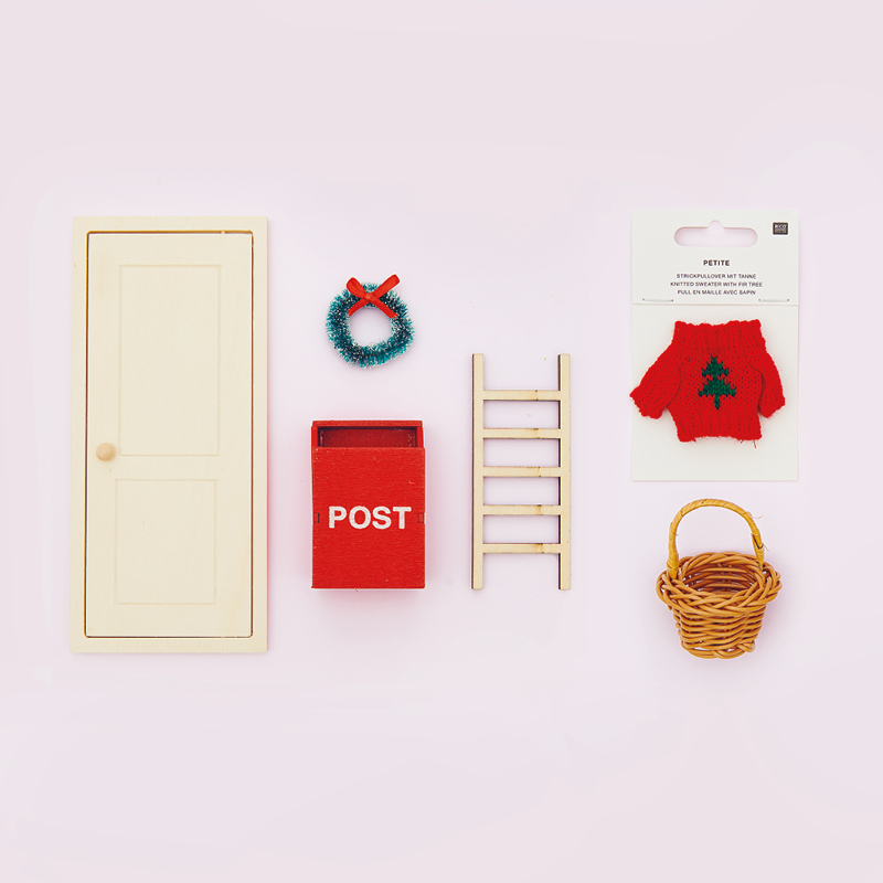 Miniaturzubehör für die Wichtelwelt liegt ausgebreitet auf rosa Hintergrund