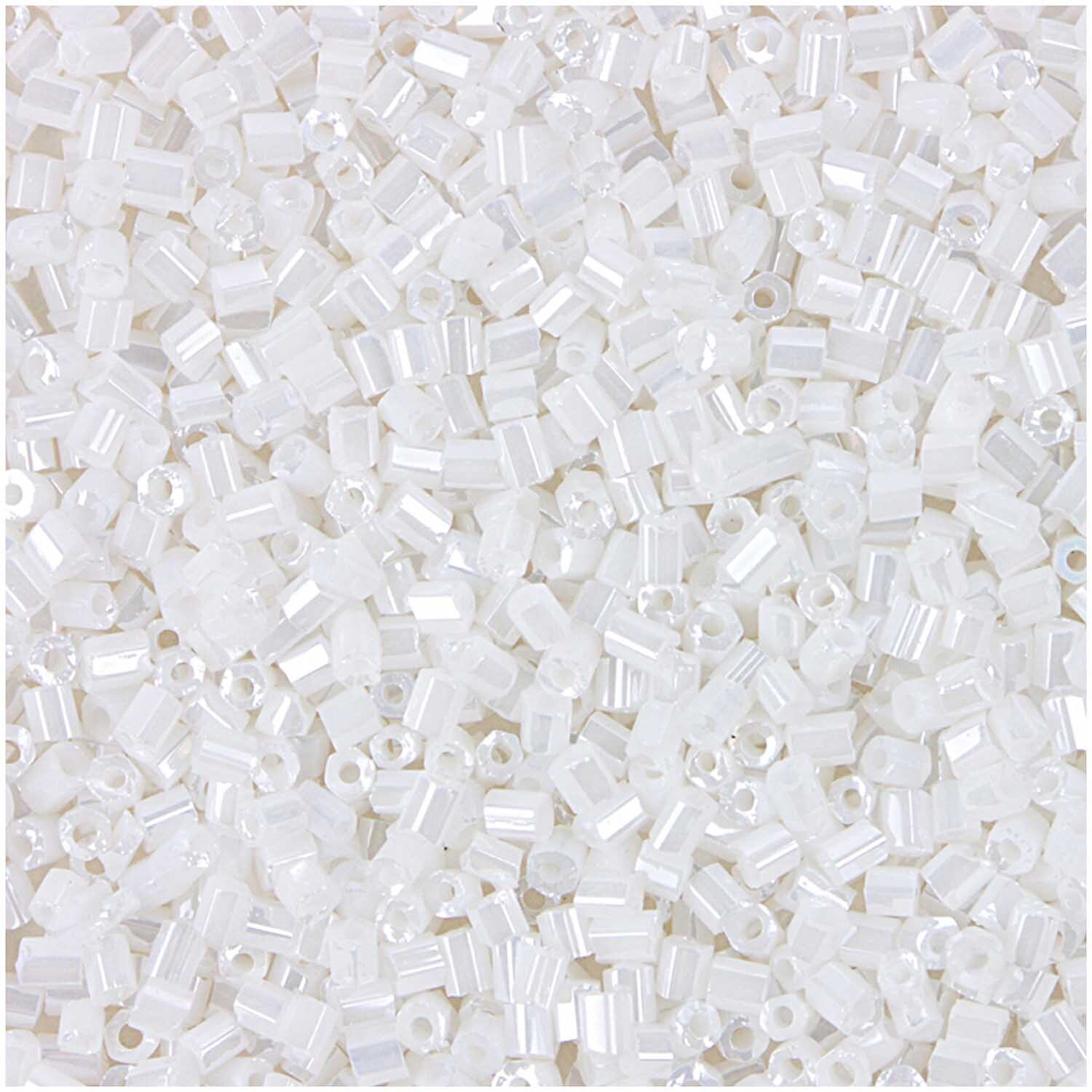 Rocailles 2cut Perlen 2mm 14g von Rico Design, weiß irisierend, zeigen eine Vielzahl kleiner, glänzender Perlen. Ideal für Schmuckdesign und Handwerksprojekte.