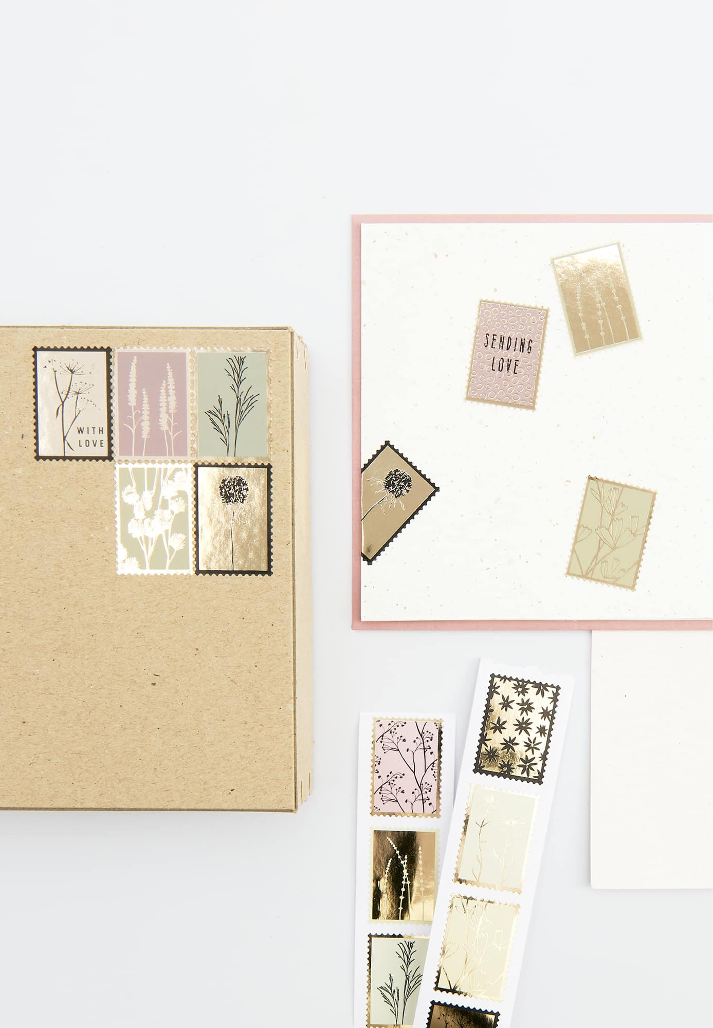 Sticker in Briefmarken-Form kleben auf Paket und Karten. 