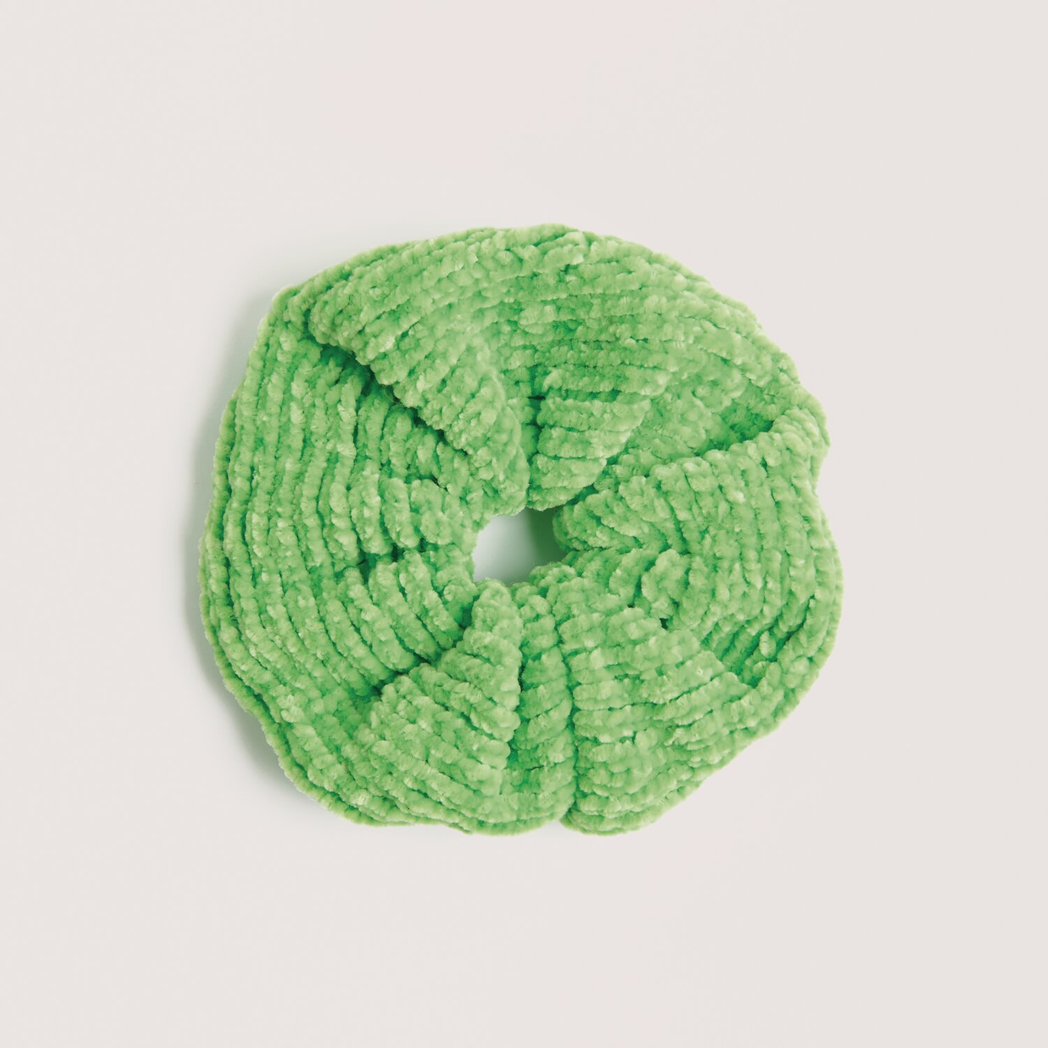 Strickset Scrunchie Modell 04 aus Made by Me Nr. 18 in leuchtendem Neon Grün, ideal für kreative DIY-Projekte.