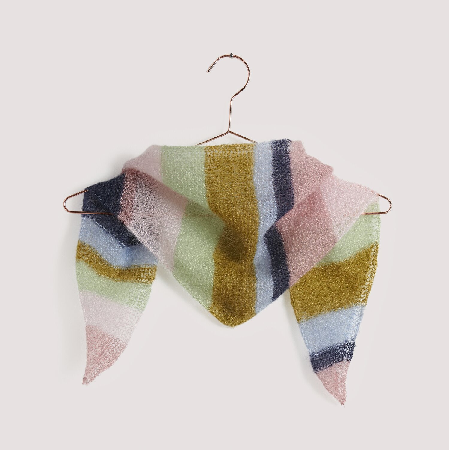 Essentials Super Kid Mohair Loves Silk, gestricktes Tuch in sanften Pastelltönen, ideal für Frühling und Sommer.