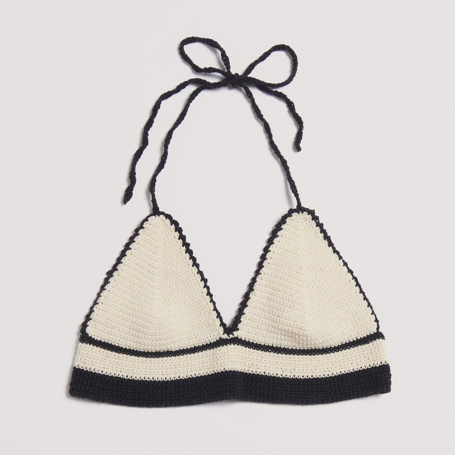 Made by Me No. 22 Frühjahr-Sommer: Elfenbeinfarbenes Häkel-Bikinioberteil mit schwarzen Akzenten, ideal für den Sommer.