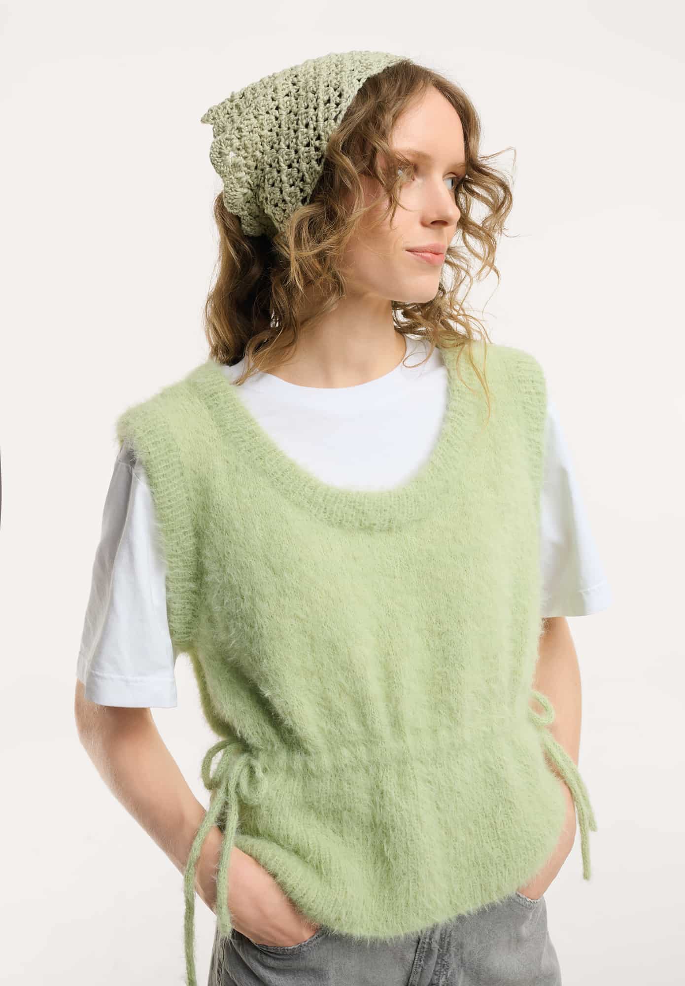 Frau trägt gestricktes Top in Hellgrün: Modell 20 aus Made by Me No. 22