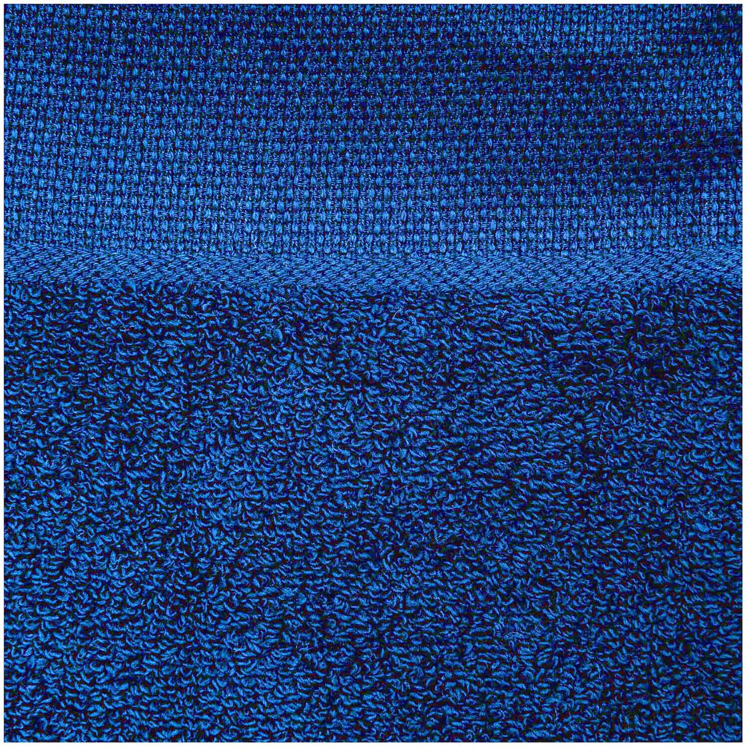 Kinderbademantel ab 18 Monate Farbe Ultramarin von Rico Design Kinderbademantel ab 18 Monate von Rico Design in Ultramarin, weiches Material, Nahaufnahme der Textur.