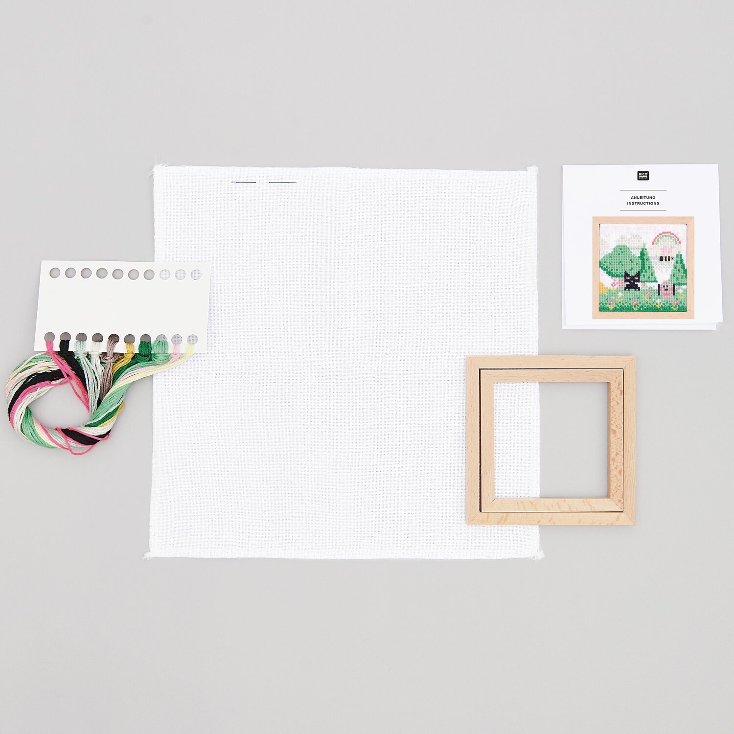 Stickpackung Pixel Art Landschaft: Komplettset mit weißem Stoff, buntem Garn und Holzrahmen, ideal für kreative Handarbeiten. Maße: 11x11cm.