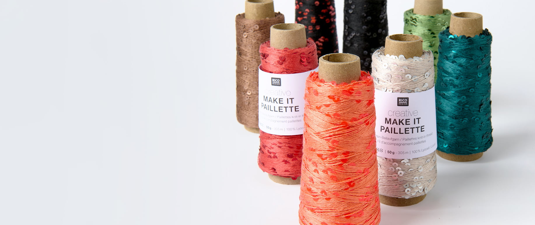 Verschiedene Garnrollen von Creative Make it Paillette sind beisammen aufgestellt.