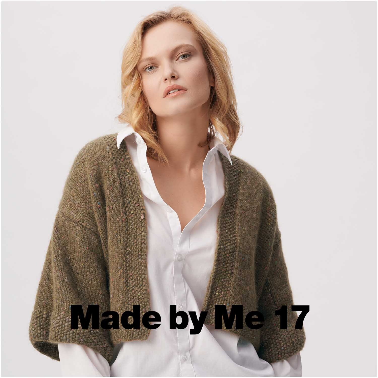 Fashion Alpaca Sparks Joy: Frau trägt gestrickte Jacke in Taupe über weißer Bluse. Perfekt für stilvolle Herbsttage.