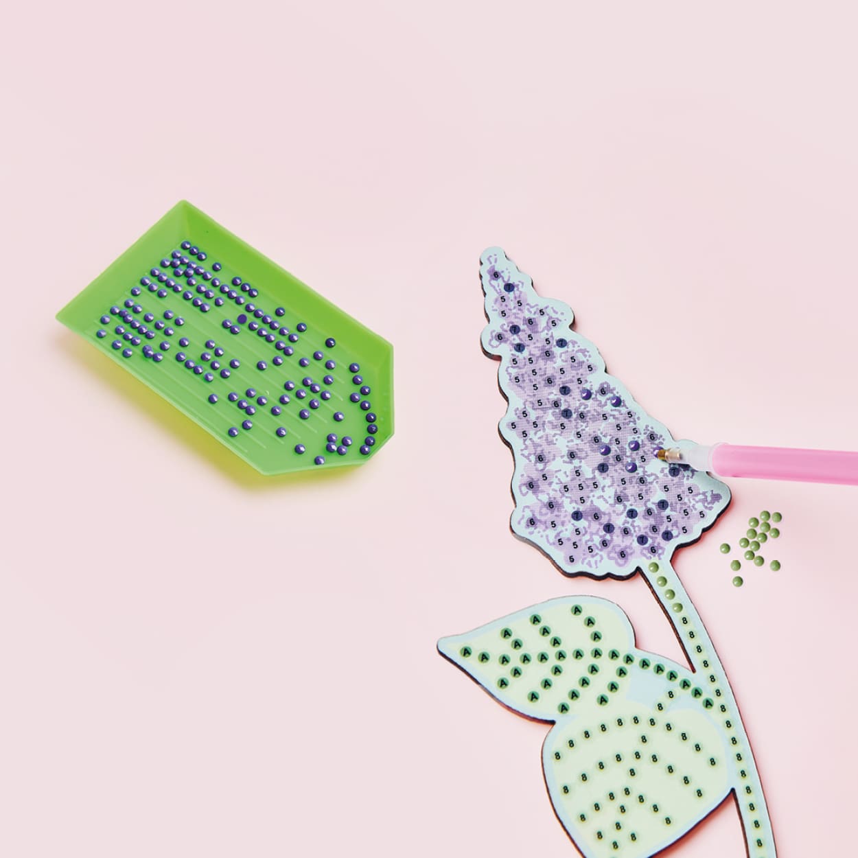 Ein Diamond Painting Set mit Blumenmotiv wird mit Steinen besetzt.