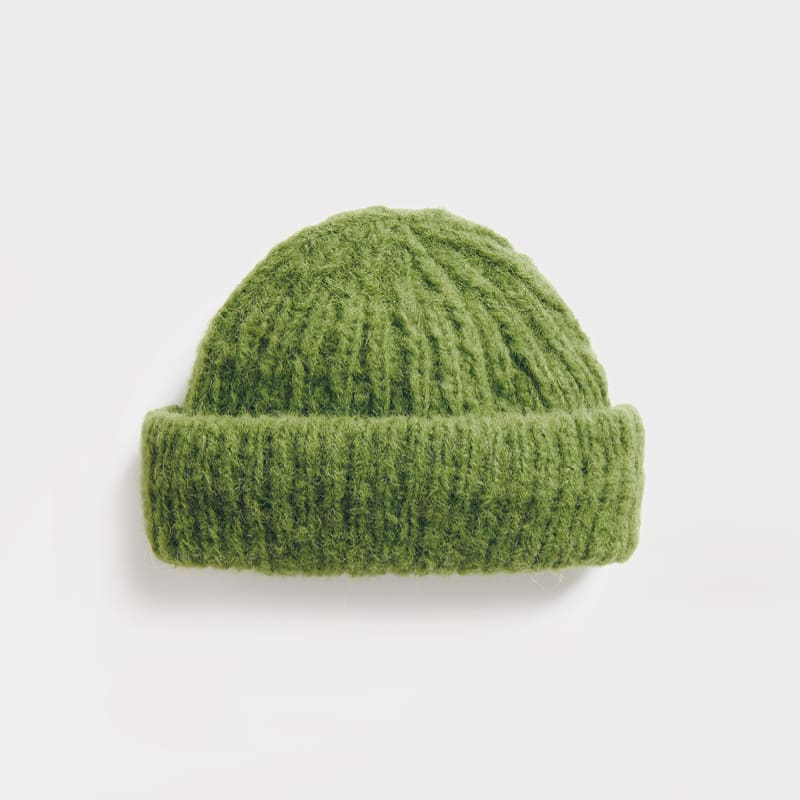 Gestrickte Mütze in Oliv: Modell 19 aus dem Heft Luxury Knits Premium Natural Fibres