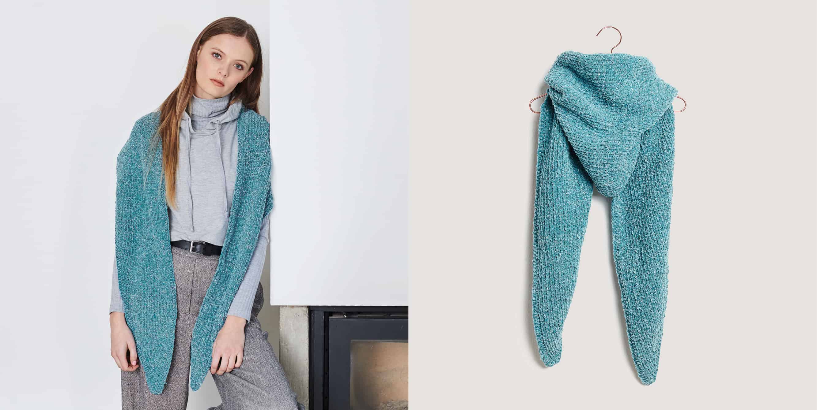 Gestricktes Dreieckstuch in Blau Modell 21b aus Lovewool No. 19 getragen am Model und auf einem Kleiderbügel