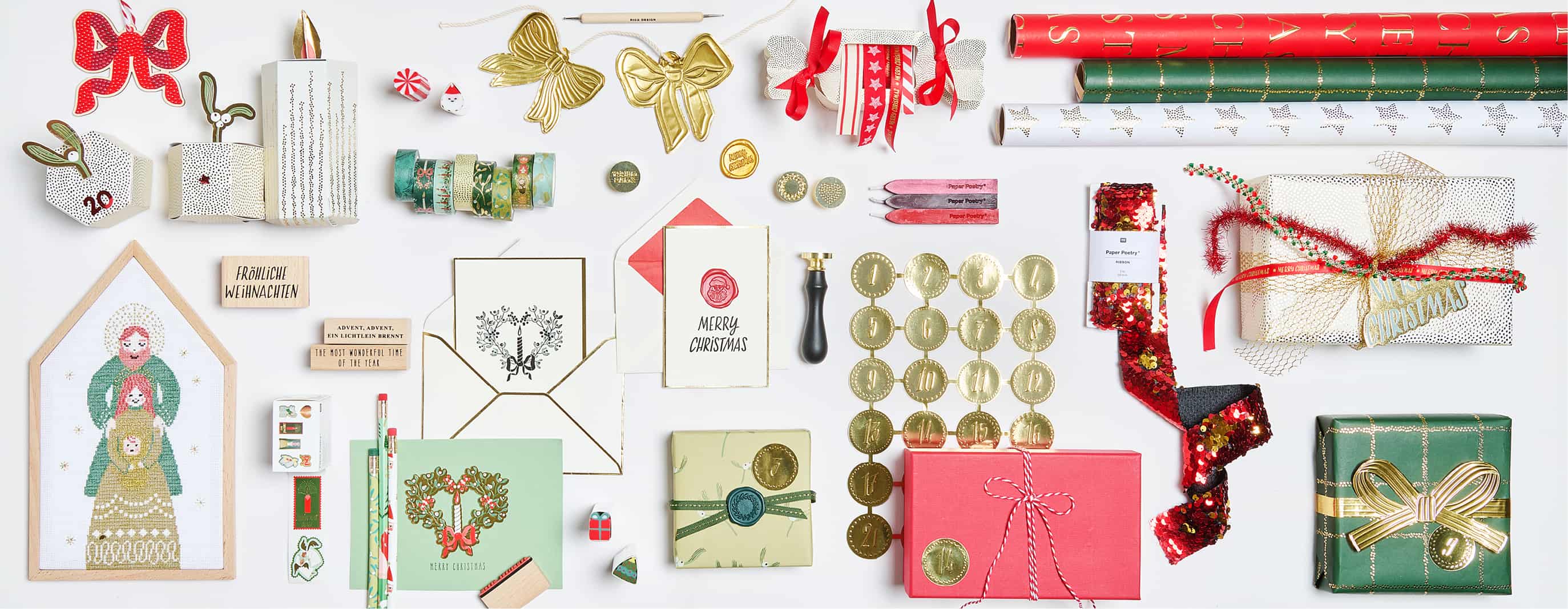 Geschenkverpackungen, Tapesserie, Papeterie- und Dekoartikel aus der Kollektion "Advent Advent" auf weißem Hintergrund angeordnet.