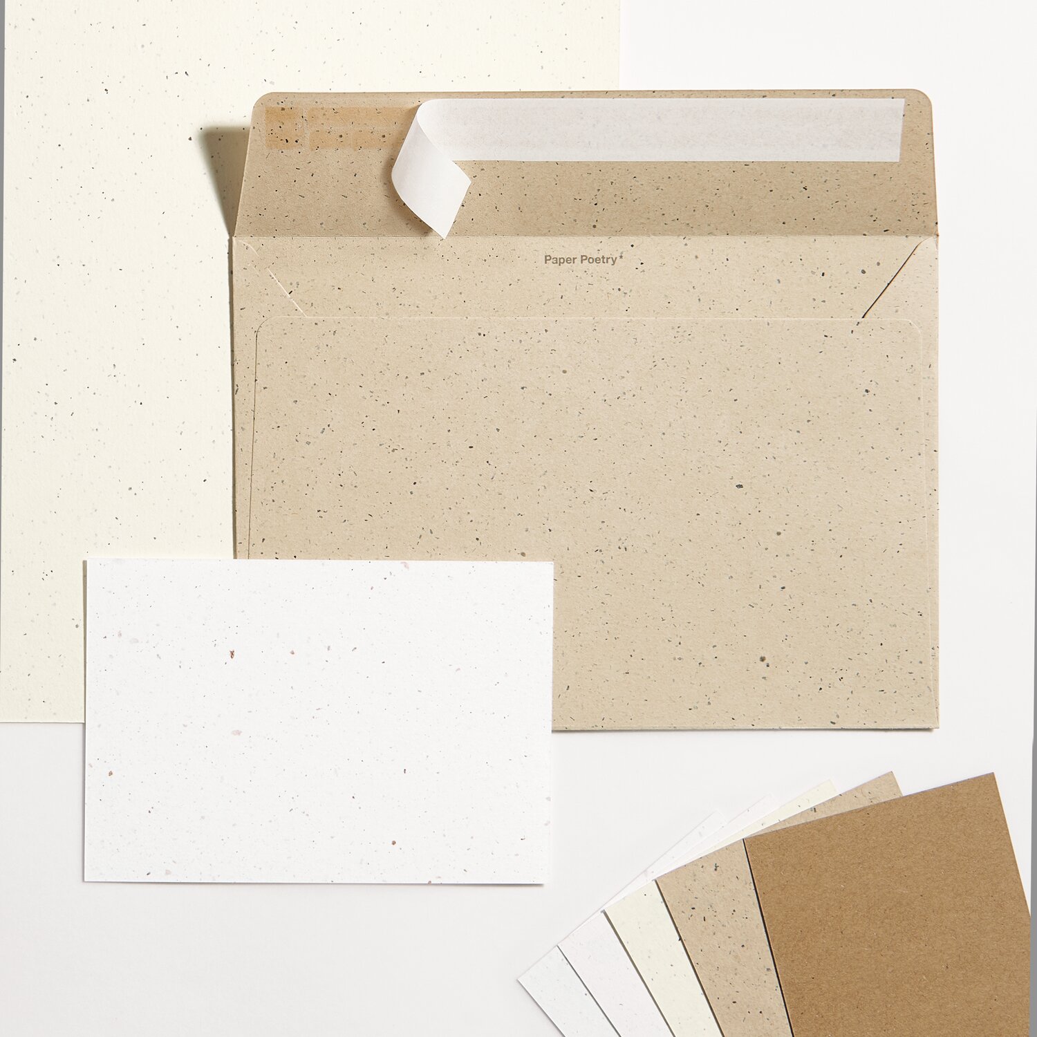 Paper Poetry Renew Umschläge B6, cremefarbene Briefumschläge von Rico Design, 5 Stück, auf weißem Hintergrund.