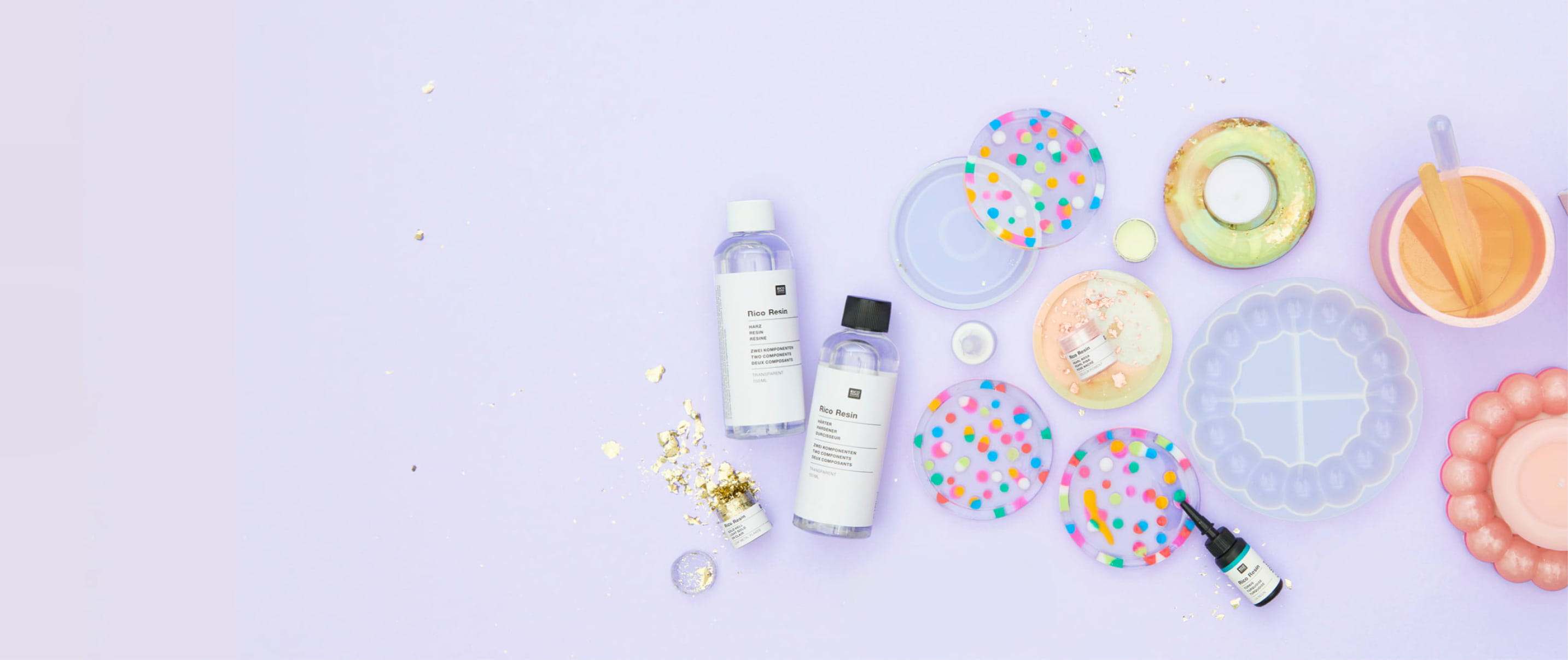 Rico Resin-Flaschen, Silikonformen, Resin Zubehör und bunte Resin-Untersetzer auf lila Hintergrund