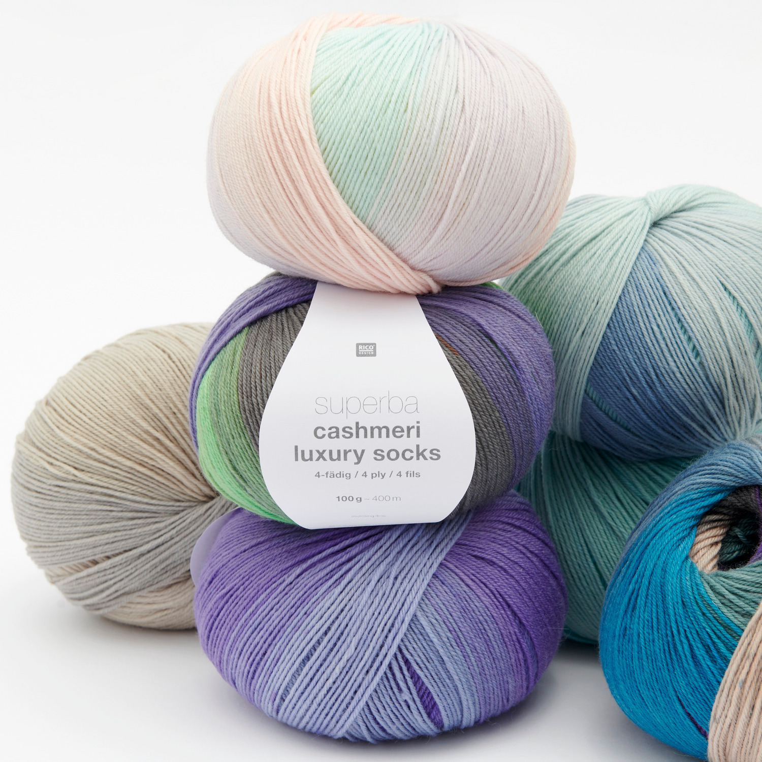 Superba Cashmeri Luxury Socks 4fädig 100g 400m Farbe Marshmallow von Rico Design Superba Cashmeri Luxury Socks, weiche Wolle in sanften Pastelltönen, ideal für Strickprojekte.