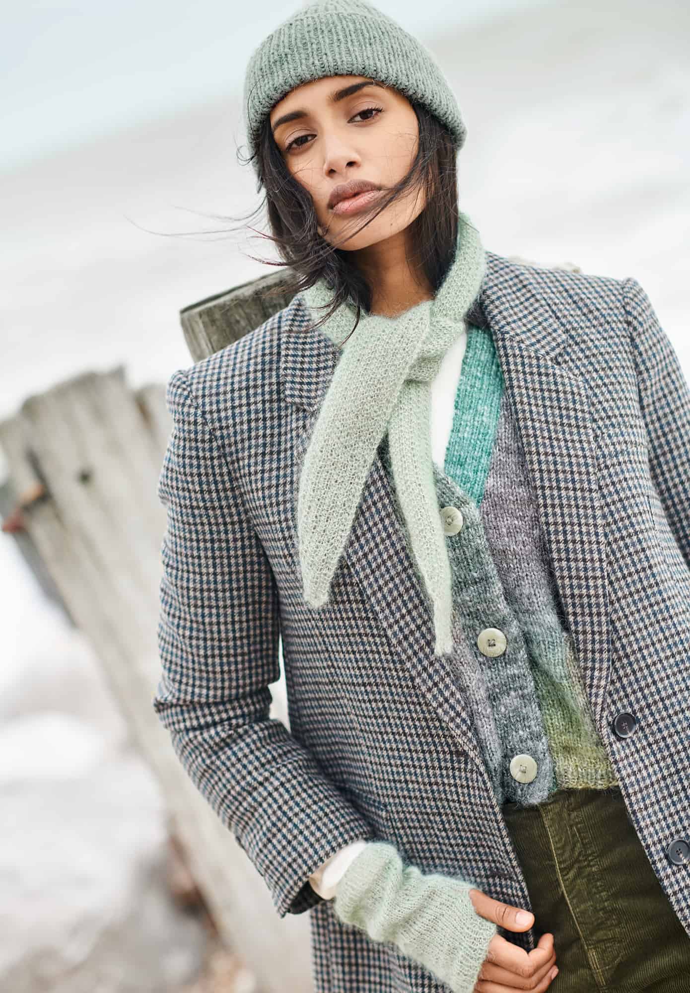 Frau trägt gestricktes Minituch in Pastellgrün: Modell 03 aus Lovewool No. 21