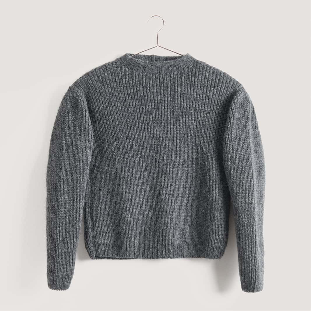 Gestrickter Pullover in Mittelgrau: Modell 13 aus dem Heft Made by Me Men No. 03