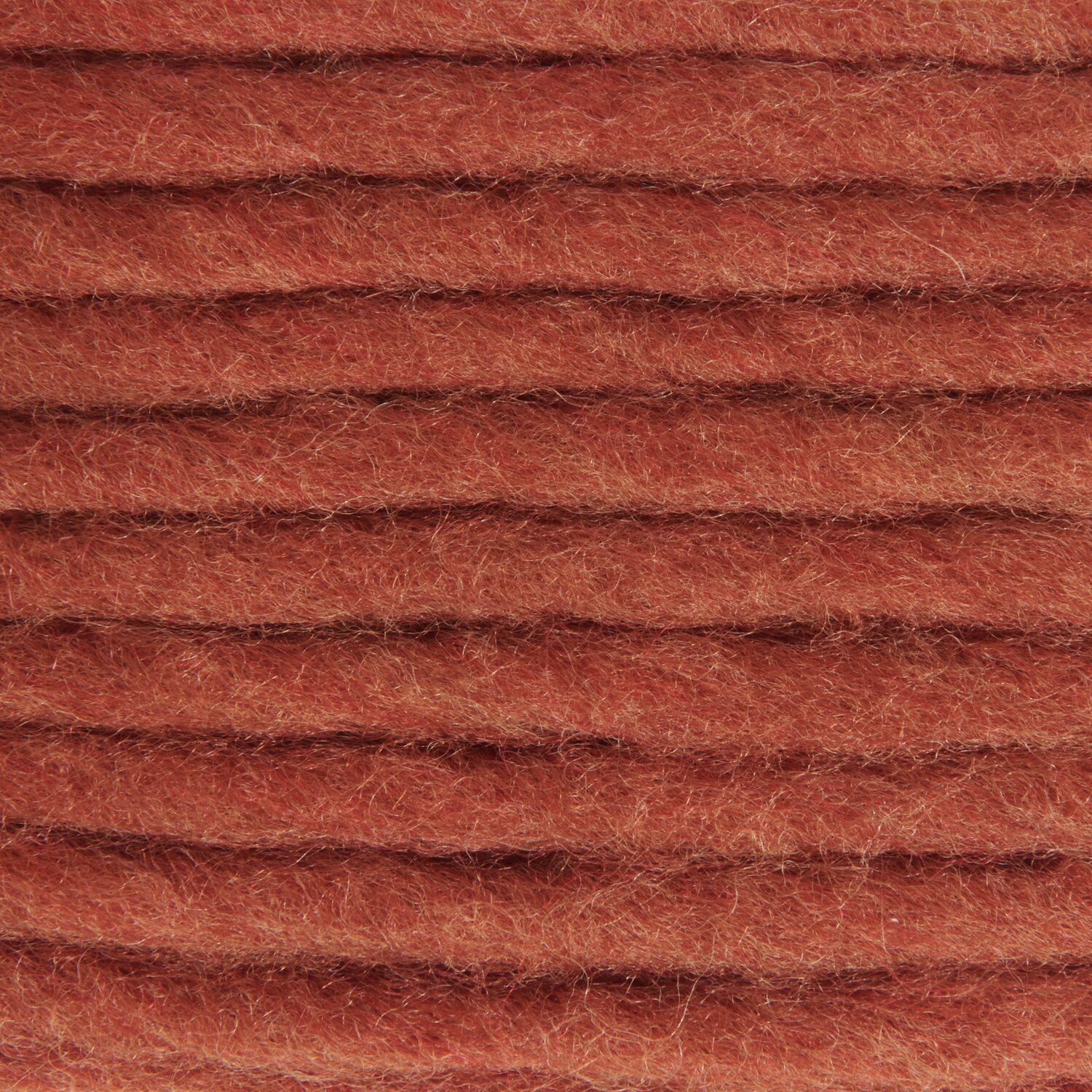 Essentials Super super chunky: Dickes, rostfarbenes Garn von Rico Design, ideal für warme Strickprojekte.