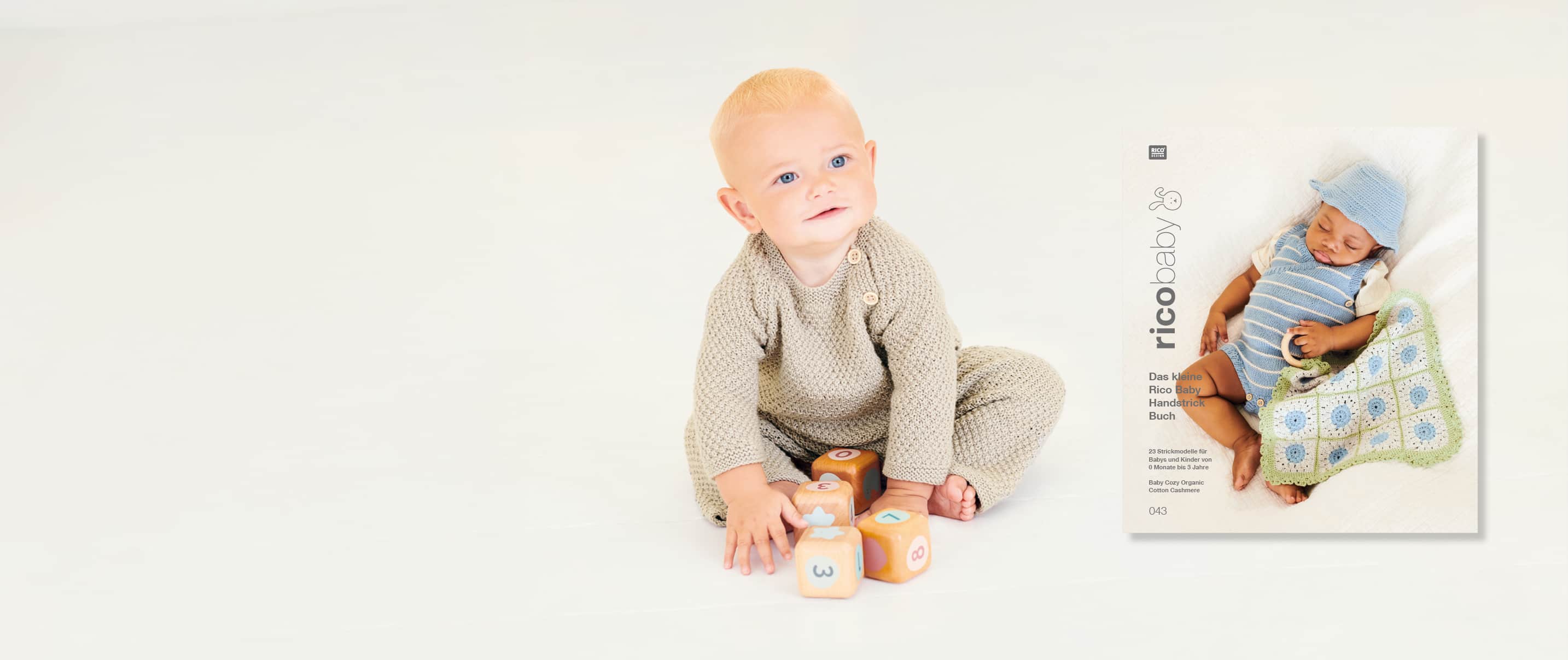 Ein Baby im gestrickten Outfit sitzt mit Spielzeugwürfeln auf dem Boden. Daneben ein Cover des Strickhefts Rico Baby 043.