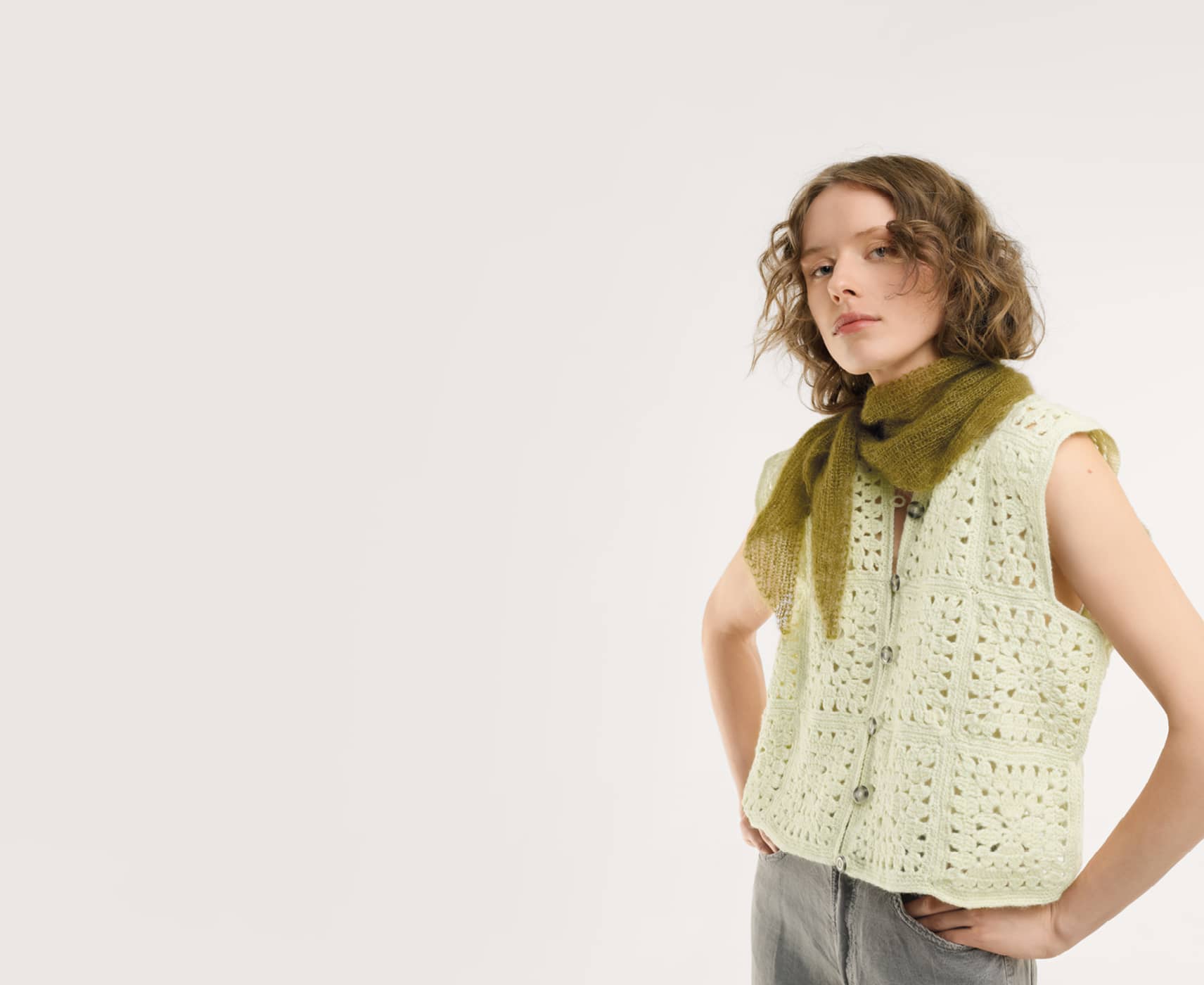 Eine Frau trägt gehäkelten Pullunder und ein gestricktes Tuch. Daneben ein Cover des Handstrick Magazins Made by Me No. 22.