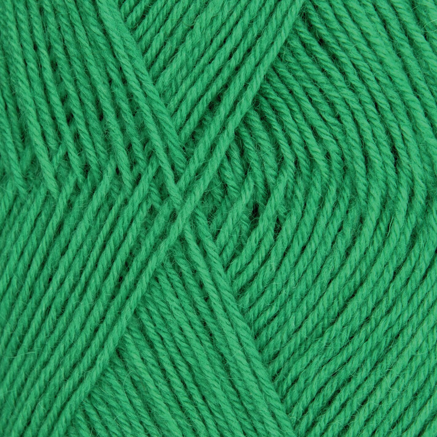 Superba Premium 4fädig Wolle in lebendigem Grün von Rico Design, 50g Knäuel mit 190m Länge. Ideal für Strickprojekte.