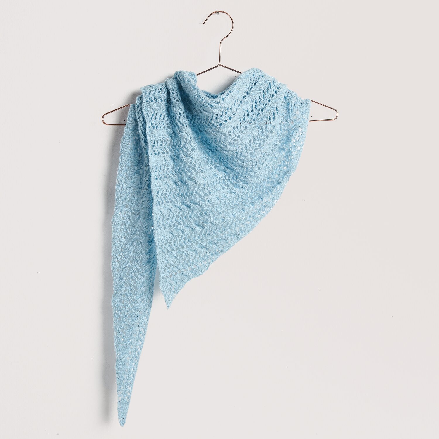 Strickset Tuch Modell 24 aus Die Neue Masche No. 12: Elegantes hellblaues Tuch aus Baumwolle und Merino, perfekt für Frühling und Sommer.