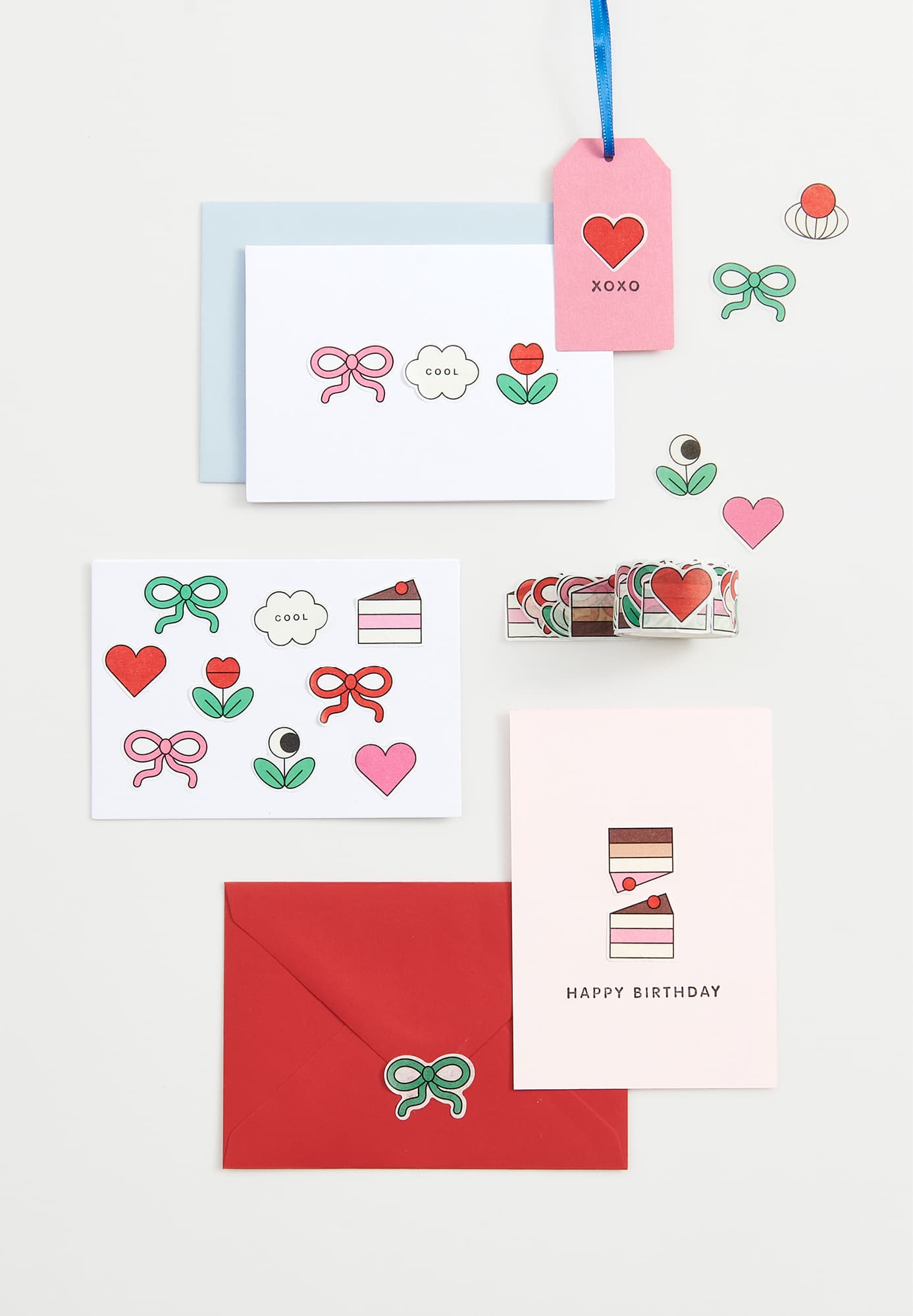 Karten, Umschläge und Anhänger sind mit Washi Stickern mit Motiven von Schleifen, Kuchen, Wolken, Herzen, Blumen und mehr verziert. 